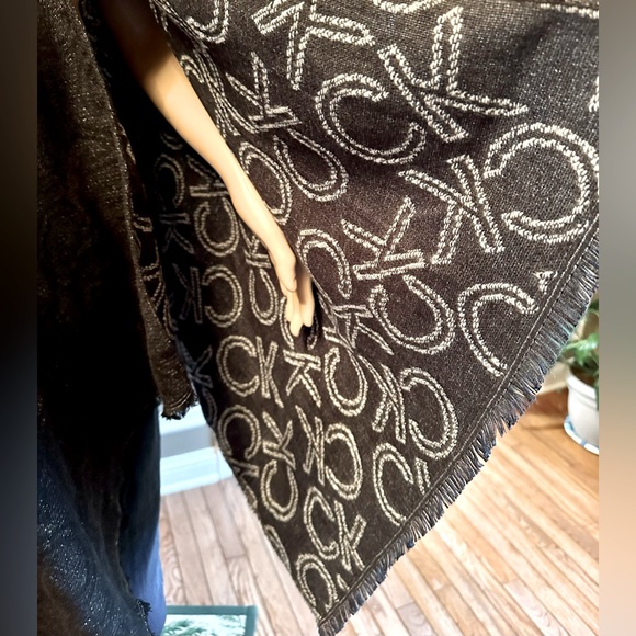 NWT!❄️Calvin Klein!☃️Shrug w/fringes!❄️One Size fits all/black/white - Picture 8 of 13